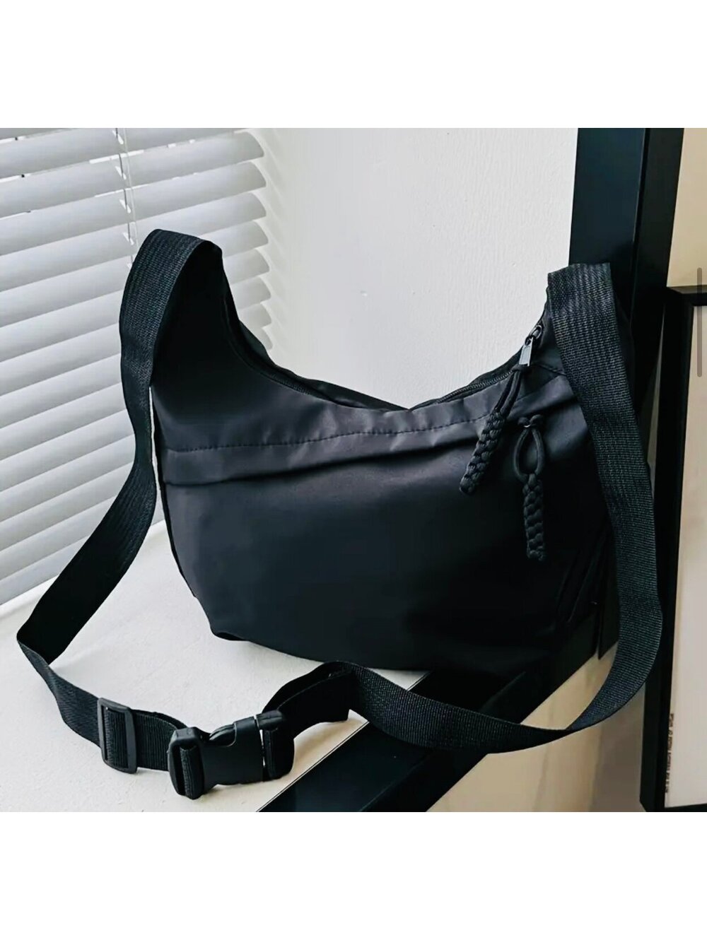 New - Lightweight and Adjustable Stylish Shoulder Bag - Black